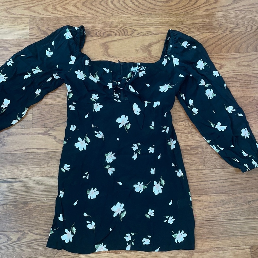 Cute mini dress with cutout